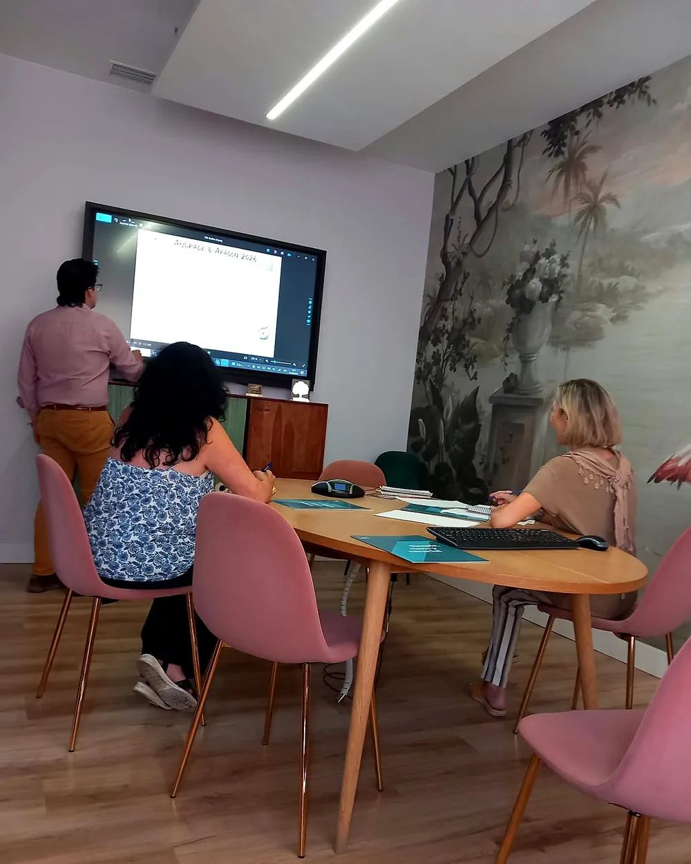 El equipo de Andrade & Aragón en una sesión de trabajo